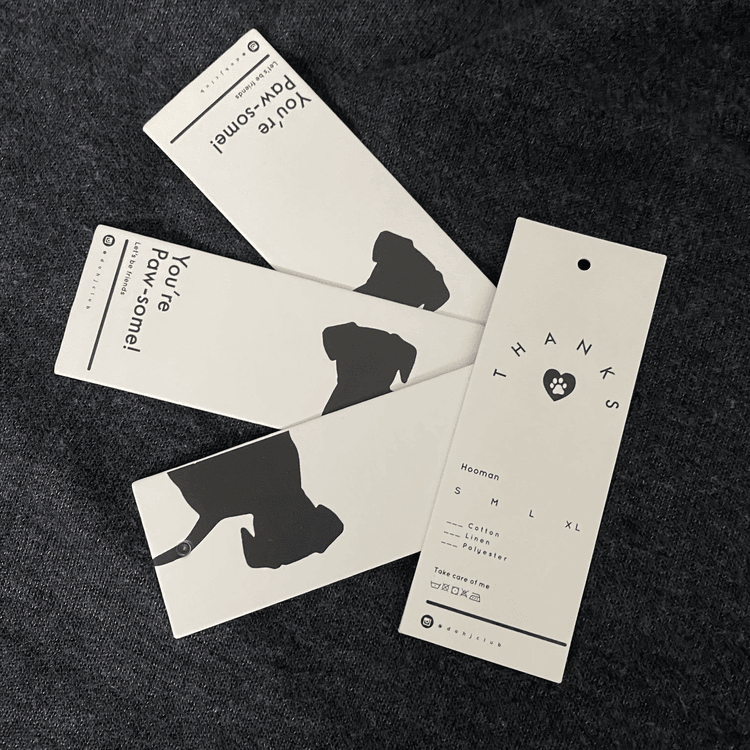 Etiqueta colgante rectangular estándar de papel, una solución rentable para colecciones de ropa de gran consumo y moda rápida