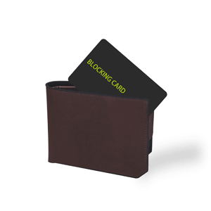 Fundas de bloqueo RFID utilizadas con una cartera como protección de tarjetas para reducir lecturas no autorizadas durante el uso diario.