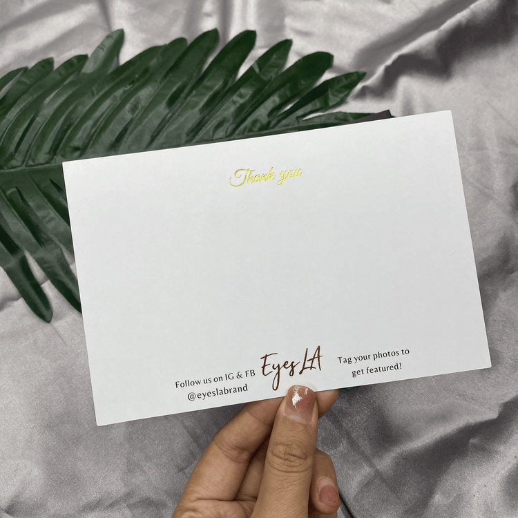 Tarjeta de agradecimiento para bodas con monograma personalizado y materiales seleccionados para crear un recuerdo especial para los invitados