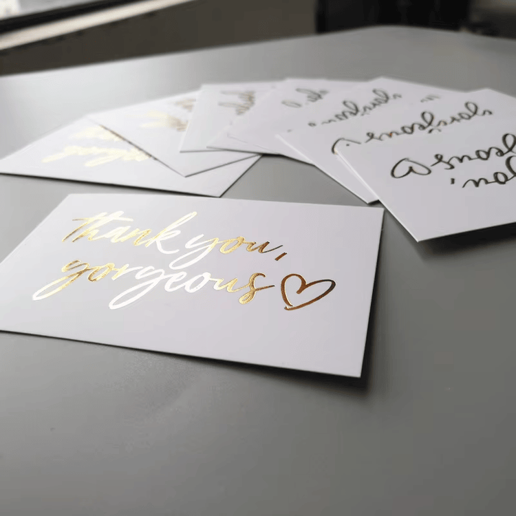 Tarjetas ecológicas con barnizado UV protector para mejorar la durabilidad y conservar un acabado brillante y profesional