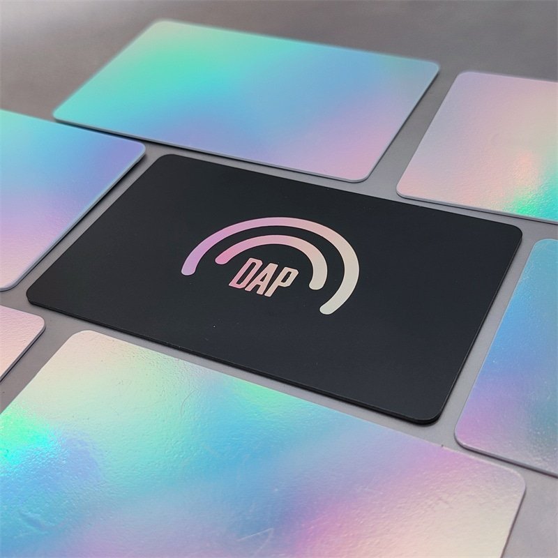 Grupo de tarjetas RFID blancas con UID reescribible para gestionar membresías de gimnasios y sistemas automatizados de control de acceso.