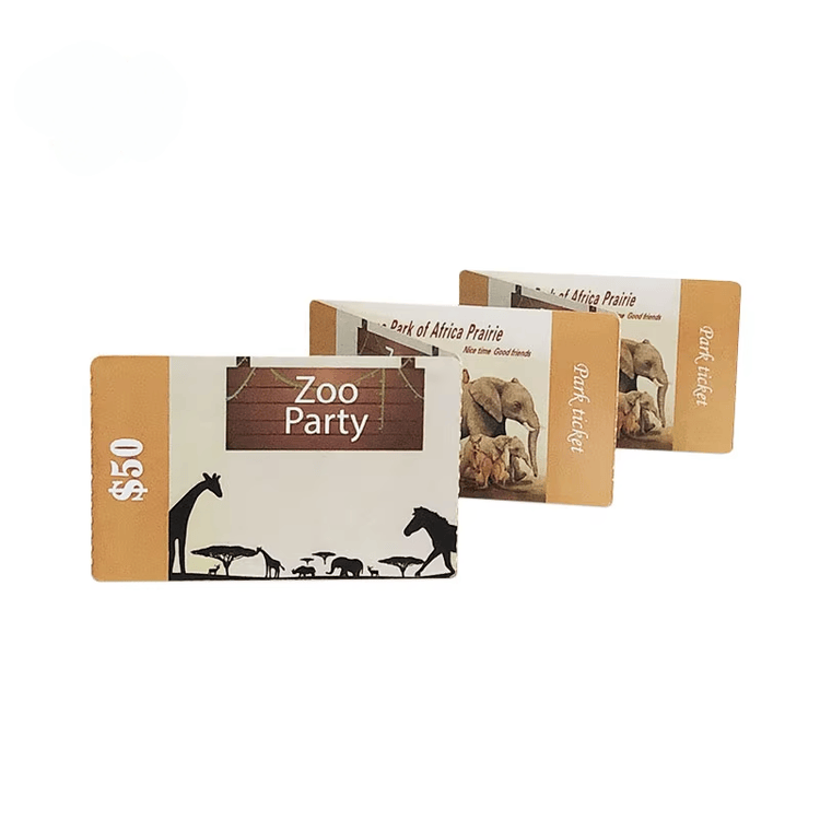 Un conjunto de entradas RFID de ferias comerciales se dispone para destacar tamaño uniforme de tarjeta y zonas claras de impresión para registro rápido.