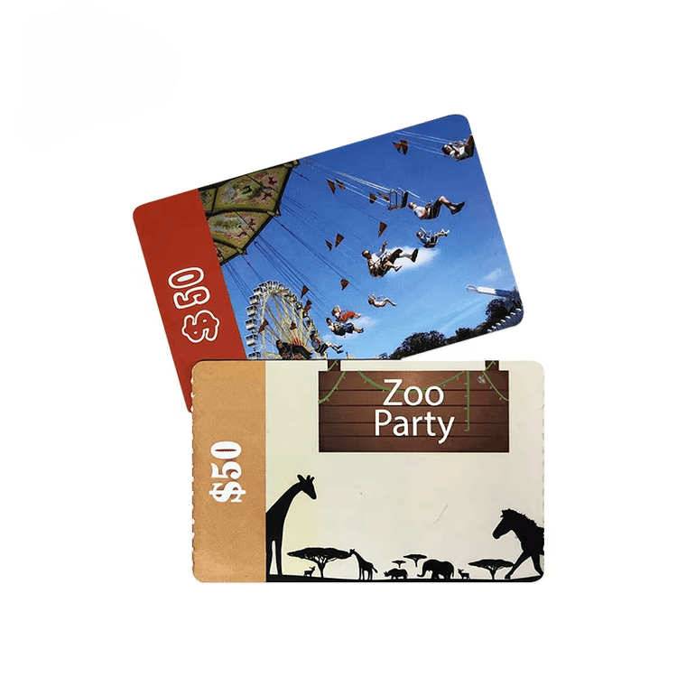 Un primer plano de una pila de entradas RFID para ferias comerciales muestra los bordes lisos y la superficie revestida, diseñada para una manipulación frecuente durante los eventos.