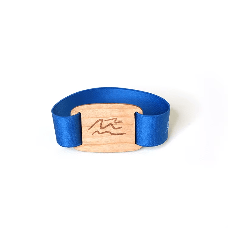 Pulseras RFID elásticas para control de acceso en eventos mostradas con un sistema de acceso para compradores que comparan soluciones RFID.