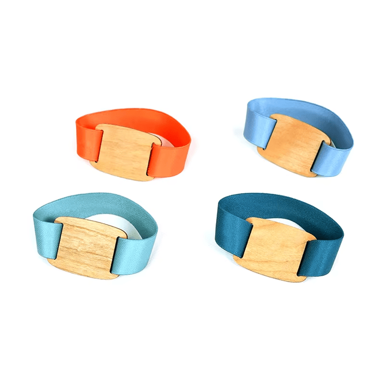 Pulseras RFID elásticas para acceso a eventos mostradas para proyectos de registro de invitados y gestión RFID.