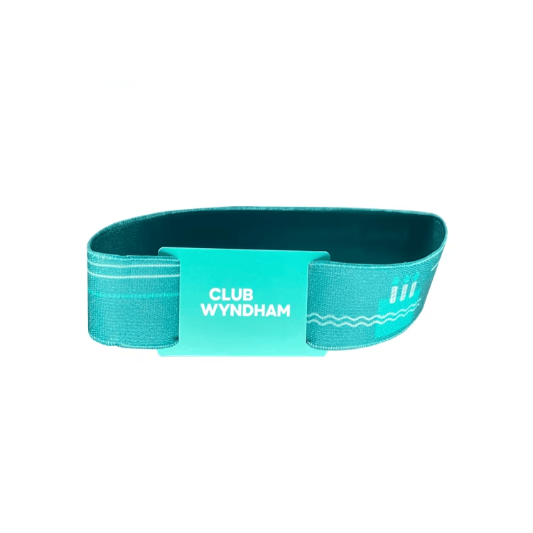 Pulseras RFID elásticas para registro en ferias mostradas desde una perspectiva de pulsera impermeable para aplicaciones RFID.