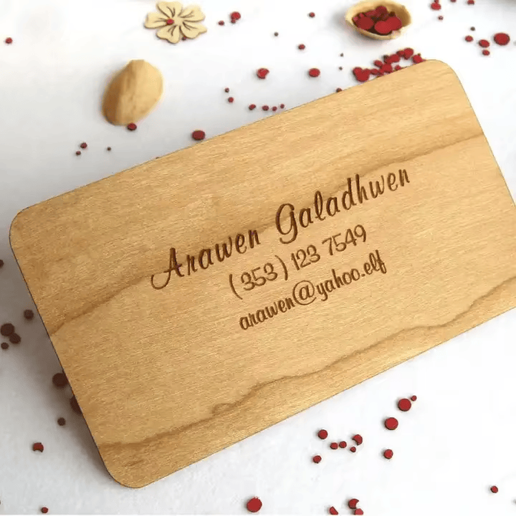 Esta imagen destaca este aspecto de Tarjetas RFID de madera personalizadas para eventos: registro de huéspedes; para aplicaciones de Tarjetas de madera.