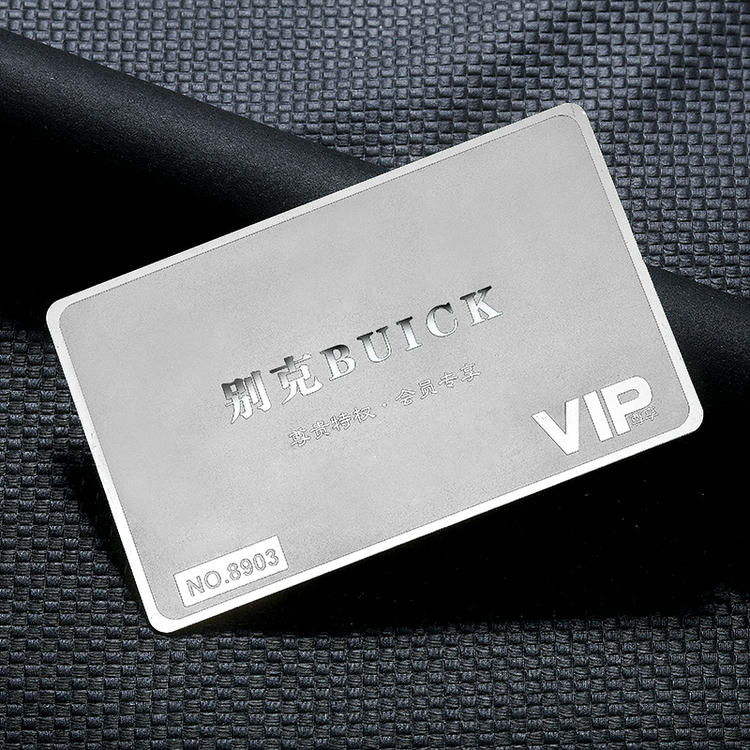 Distribución de antena y detalle técnico de las Tarjetas PVC negras con relieve para marcas premium.