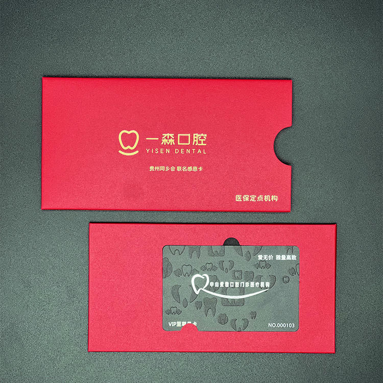 Escena de aplicación con detalle de chip de las Tarjetas PVC negras con relieve para marcas premium.