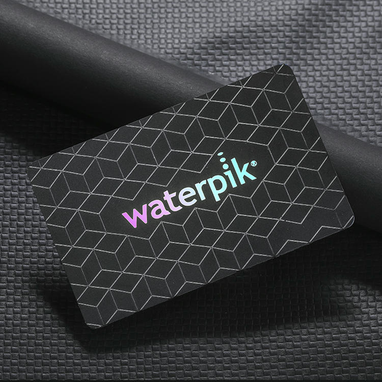 Escena de aplicación de las Tarjetas PVC negras con relieve para marcas premium en proyectos de Tarjetas de Plástico.