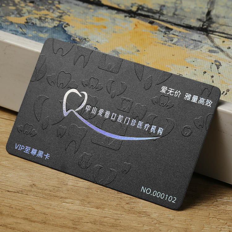Vista posterior con detalle de chip de las Tarjetas PVC negras con relieve para marcas premium.