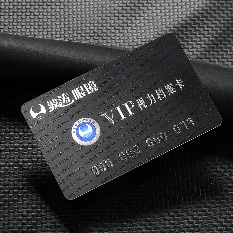 Vista posterior de las Tarjetas PVC negras con relieve para marcas premium para aplicaciones de Tarjetas de Plástico.