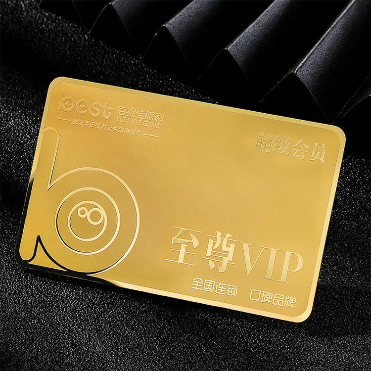 Detalle del chip y escaneo sin contacto de las Tarjetas PVC negras con relieve para marcas premium.