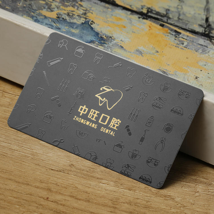 Tarjetas PVC negras con relieve para marcas premium con enfoque en impresión personalizada para proyectos de Tarjetas de Plástico.