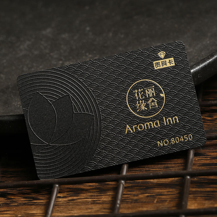 Vista detallada con chip de las Tarjetas PVC negras con relieve para marcas premium.