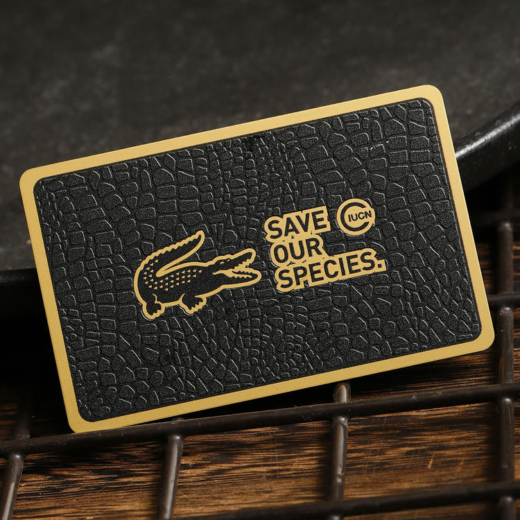 Vista frontal con detalle de chip de las Tarjetas PVC negras con relieve para marcas premium.