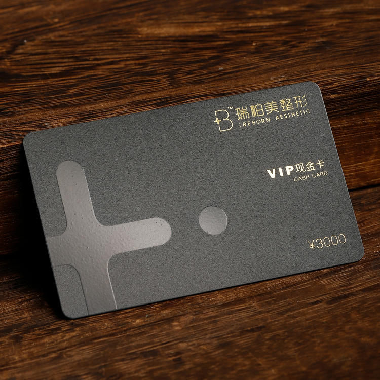Imagen frontal de las Tarjetas PVC negras con relieve para marcas premium para aplicaciones de Tarjetas de Plástico.