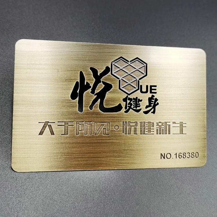 Detalle del acabado del material de las Tarjetas PVC negras con relieve para marcas premium.