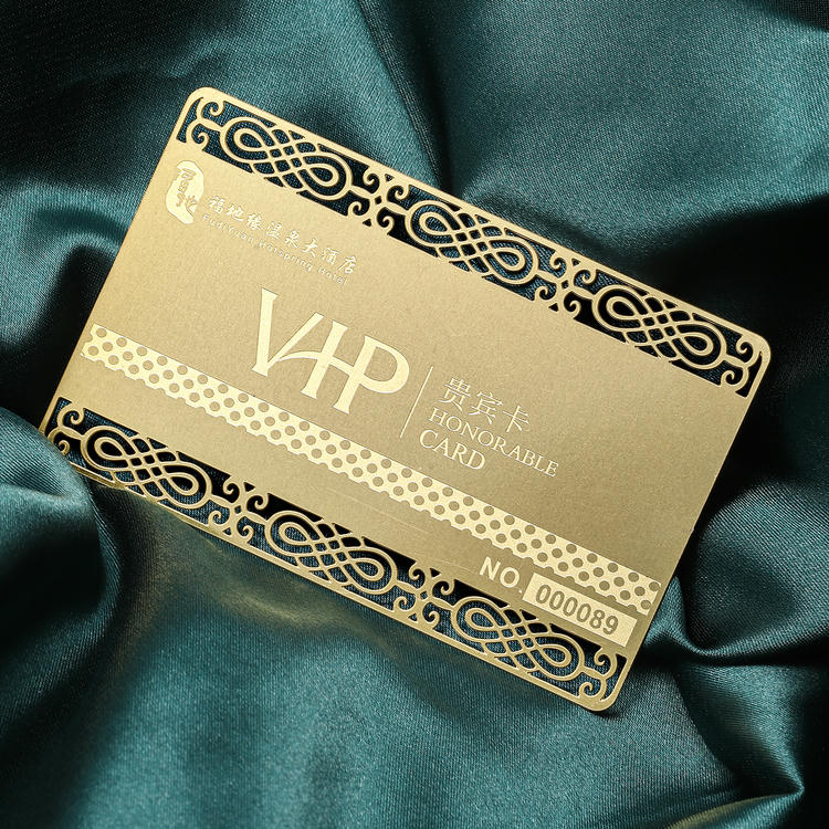 Detalle del logotipo impreso en las Tarjetas PVC negras con relieve para marcas premium.