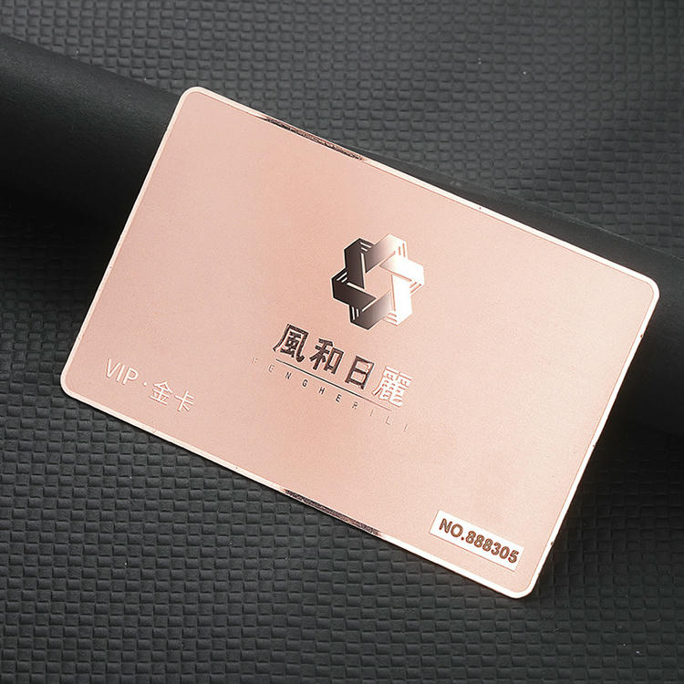 Control de acceso seguro con Tarjetas PVC negras con relieve para marcas premium.