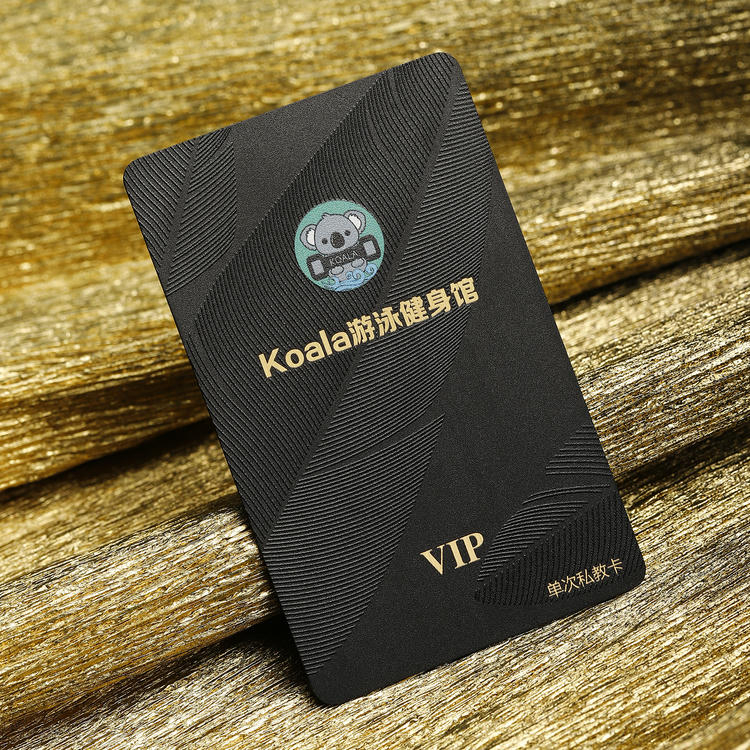 Vista lateral con detalle de chip de las Tarjetas PVC negras con relieve para marcas premium.