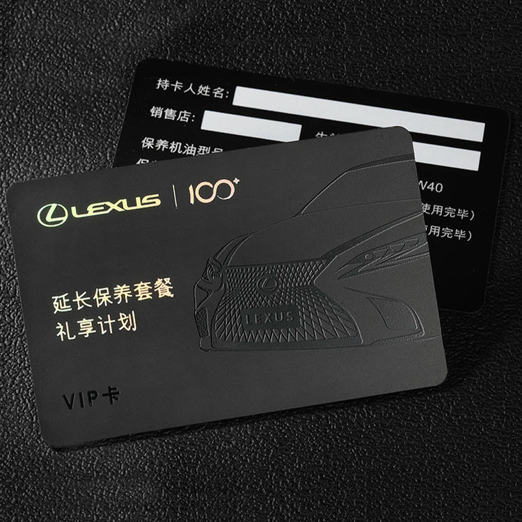 Vista lateral de las Tarjetas PVC negras con relieve para marcas premium para aplicaciones de Tarjetas de Plástico.