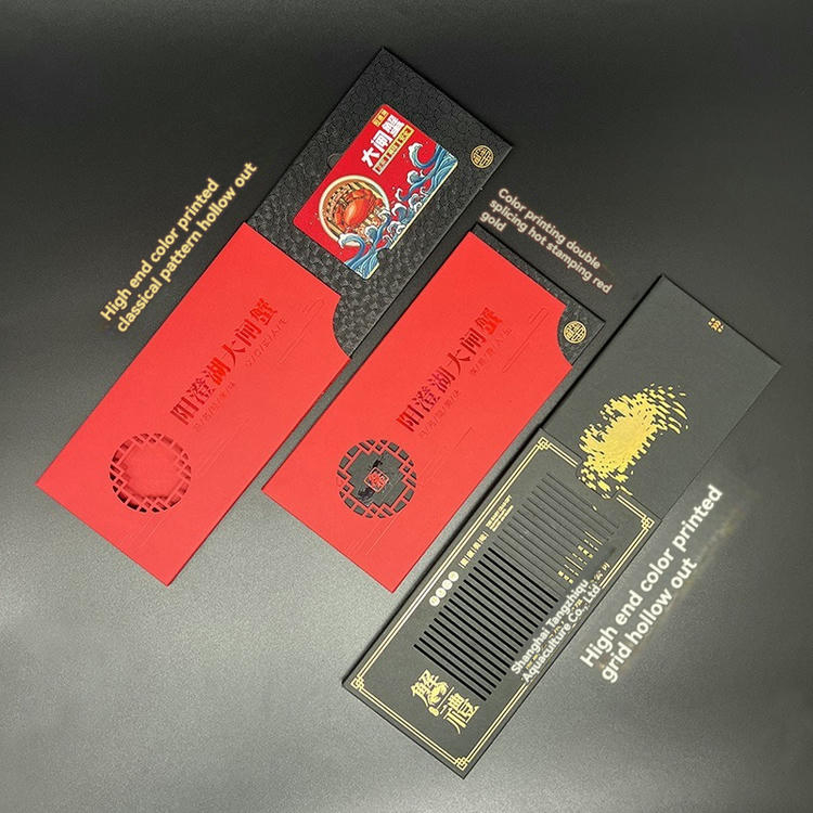 Referencia de tamaño con detalle de chip de las Tarjetas PVC negras con relieve para marcas premium.