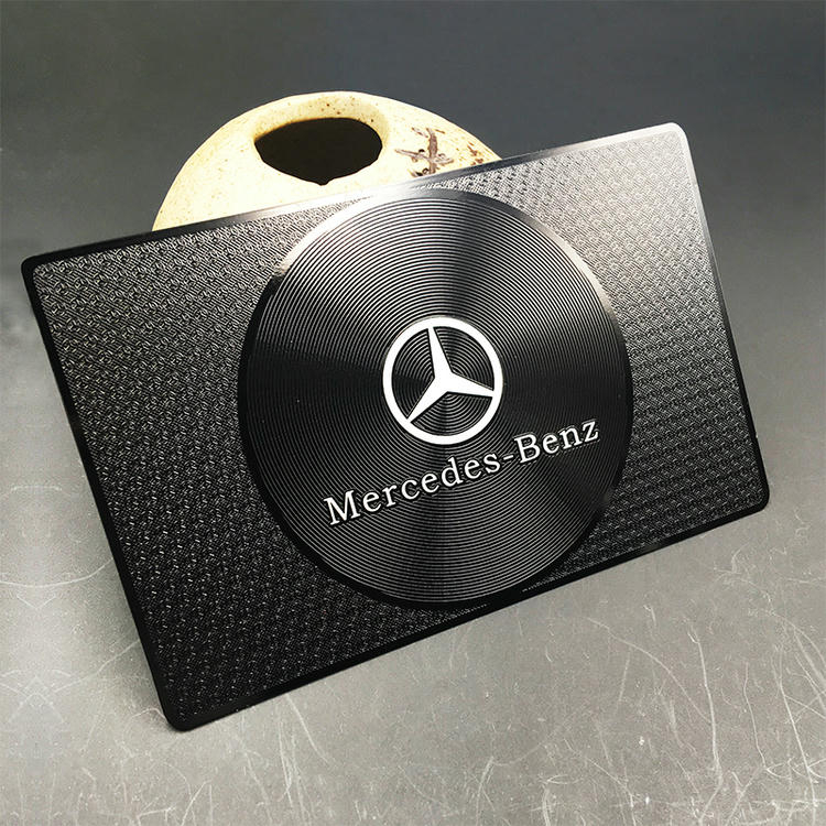 Referencia de tamaño de las Tarjetas PVC negras con relieve para marcas premium dentro de la categoría Tarjetas de Plástico.