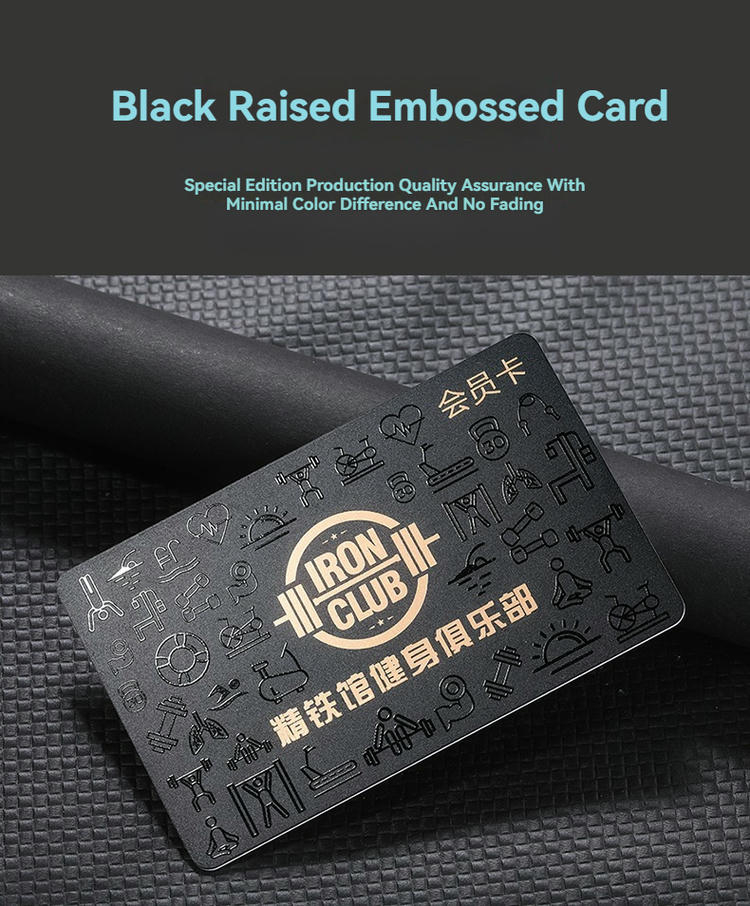 Foto del producto Tarjetas PVC negras con relieve para marcas premium mostrando el diseño tamaño cartera dentro de la categoría Tarjetas de Plástico.