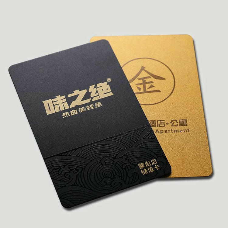 Tarjetas de PVC negras cepilladas y en relieve personalizadas mostrando este aspecto: detalle del chip; para compradores que comparan soluciones de Tarjetas de plástico.