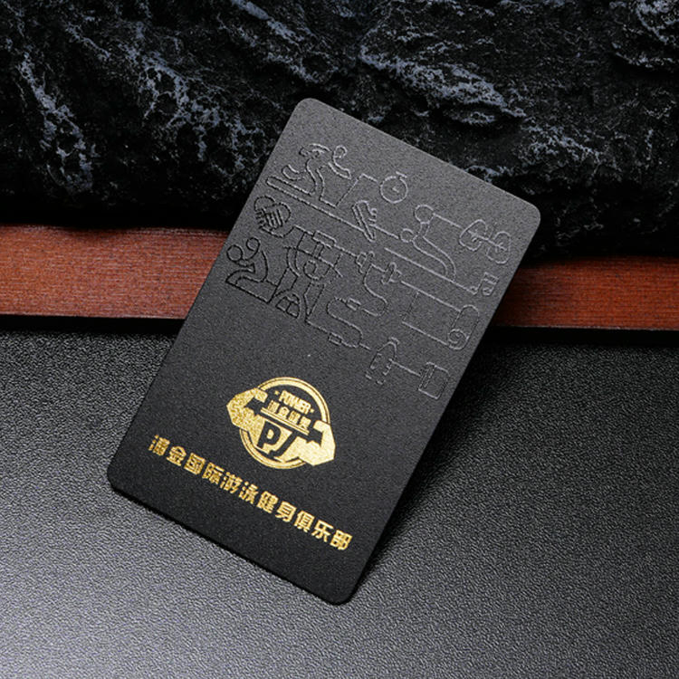 Esta imagen destaca este aspecto de Tarjetas de PVC negras cepilladas y en relieve personalizadas: logotipo impreso; para aplicaciones de Tarjetas de plástico.