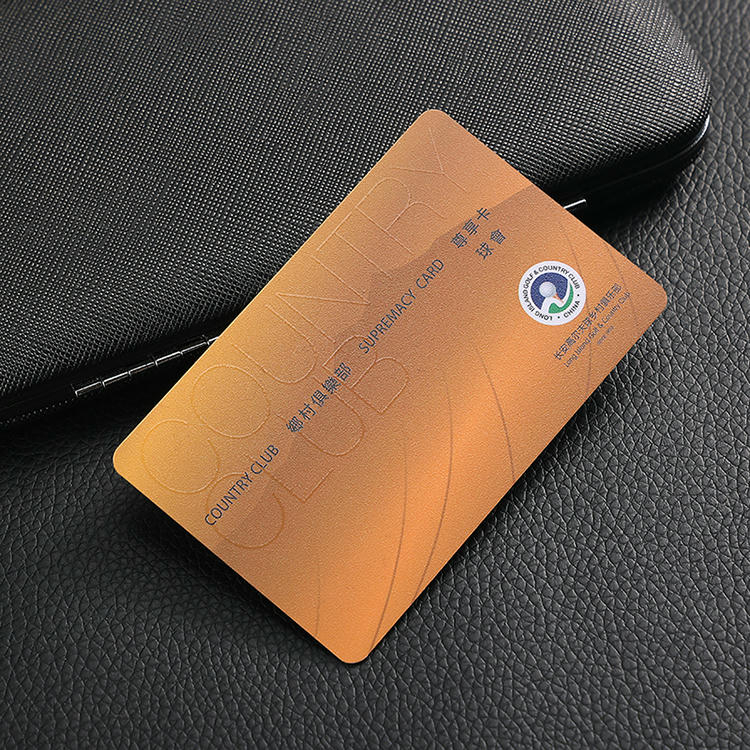 Tarjetas negras premium personalizadas con fundas a juego mostradas en un escenario de aplicación para compradores de soluciones de Tarjetas Plásticas.