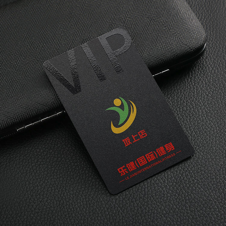Tarjetas negras premium personalizadas con fundas a juego mostradas desde una vista posterior clara para aplicaciones de Tarjetas Plásticas.