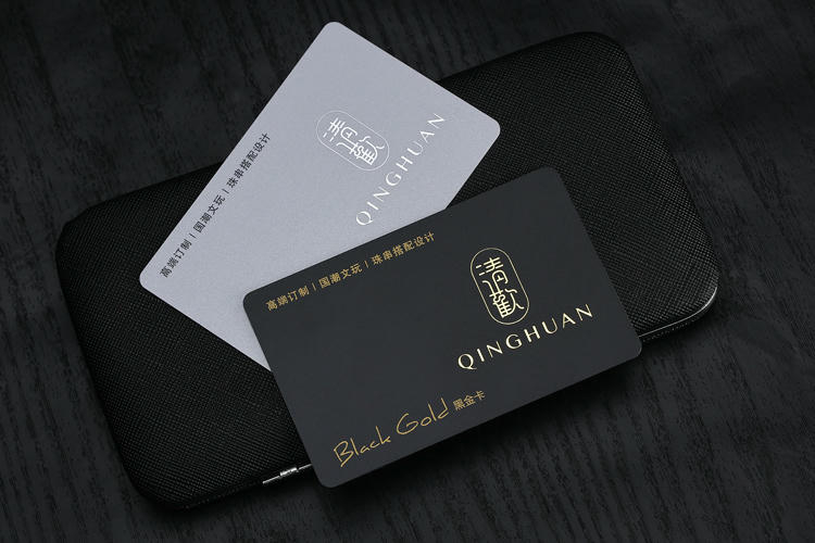 Imagen lateral de Tarjetas negras premium personalizadas con fundas a juego para aplicaciones de Tarjetas Plásticas.