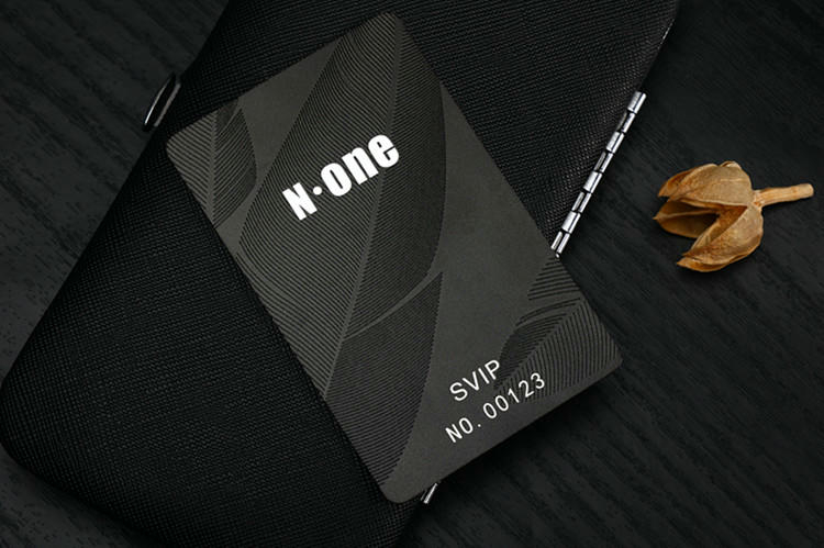Escenario de aplicación de tarjetas de fidelización PVC personalizadas para clientes en proyectos comerciales.