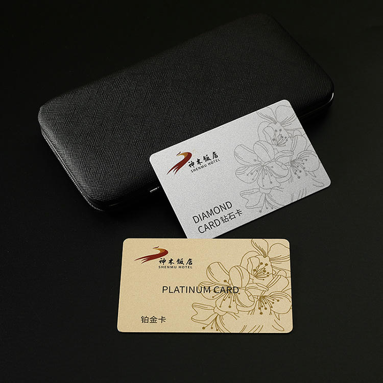 Vista posterior de tarjetas de fidelización PVC personalizadas para clientes en aplicaciones de tarjetas de plástico.