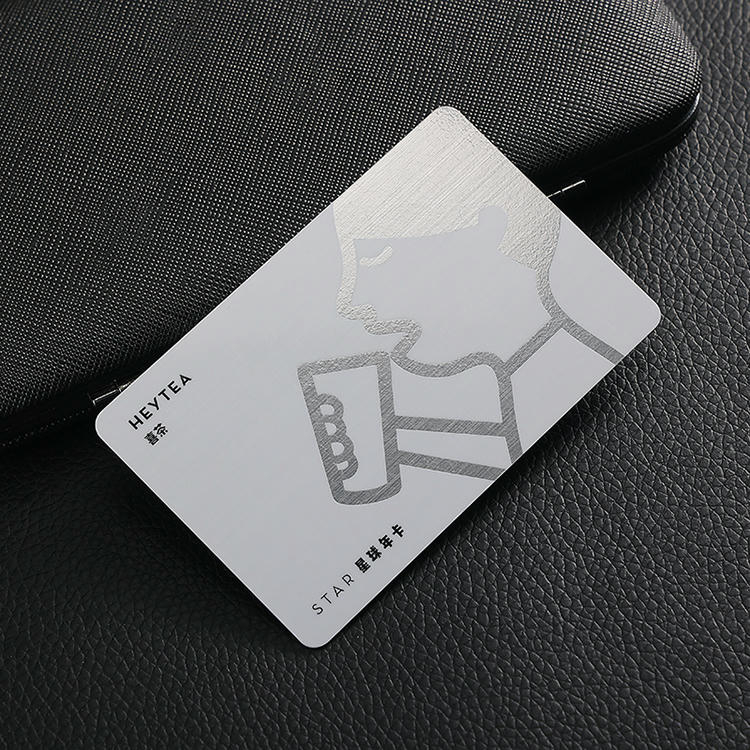 Detalle de chip y escaneo sin contacto de tarjetas de fidelización PVC personalizadas para clientes.
