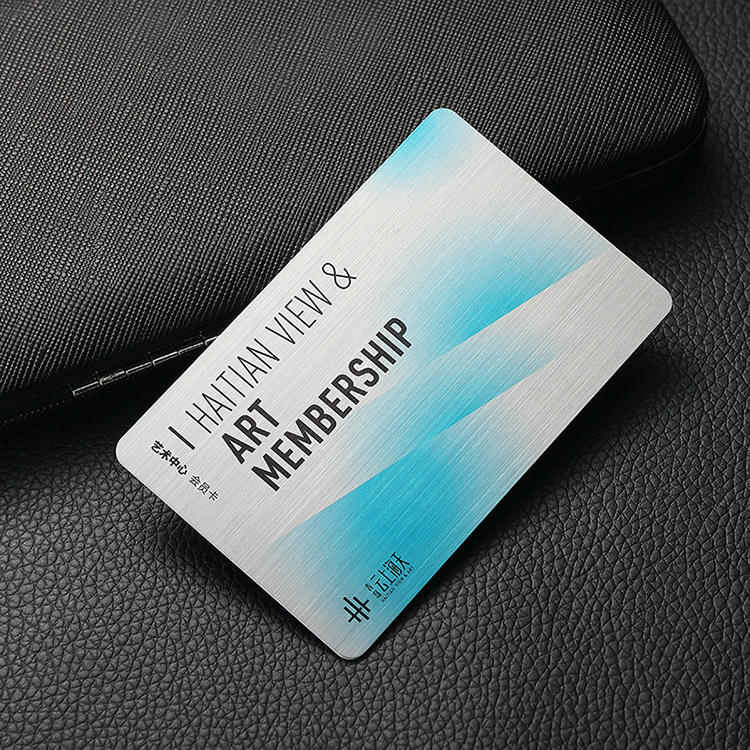Escaneo sin contacto de tarjetas de fidelización PVC personalizadas para clientes en aplicaciones de tarjetas de plástico.