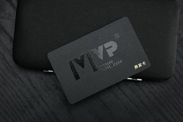 Logotipo impreso y detalle de chip en tarjetas de fidelización PVC personalizadas para clientes.