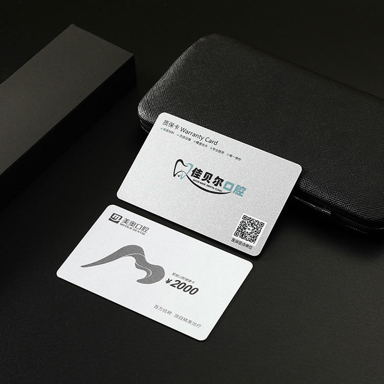 Vista lateral de tarjetas de fidelización PVC personalizadas para clientes mostrando la estructura de tarjetas de plástico.