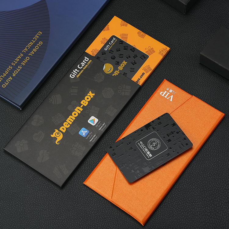 Diseño de tamaño cartera con detalle de chip en tarjetas de fidelización PVC personalizadas para clientes.