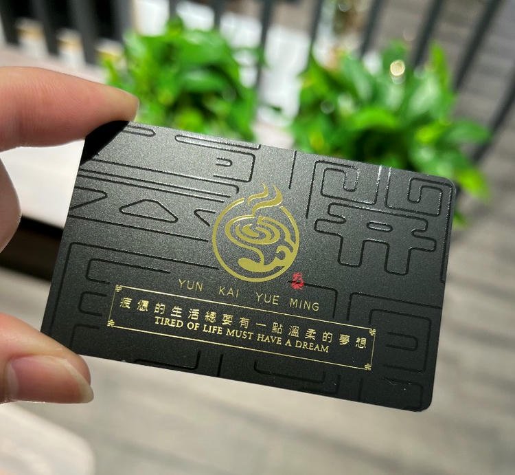 Tarjetas VIP de Lujo Personalizadas para Membresías Premium mostradas desde una vista detallada para aplicaciones Tarjetas de plástico.
