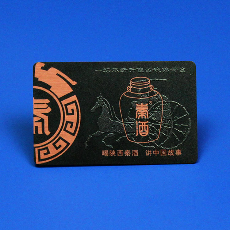 Tarjeta VIP negra con relieve, estampado en cobre y gráficos personalizados sobre fondo azul de estudio.