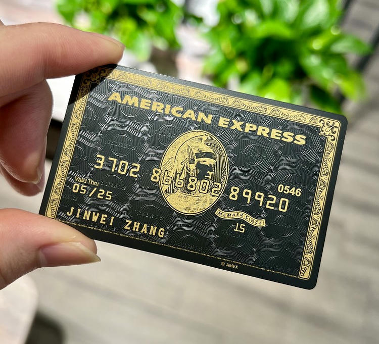 Tarjeta de visita metálica con diseño de membresía en negro y dorado y detalles ornamentales para accesos VIP premium.