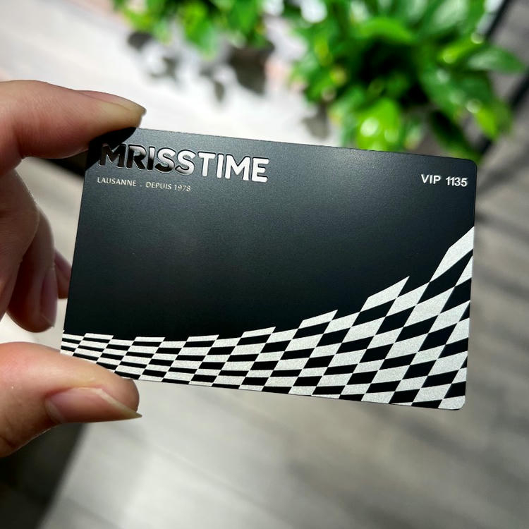 Esta tarjeta de visita metálica presenta un diseño negro de estilo VIP con tipografía nítida y borde ajedrezado.