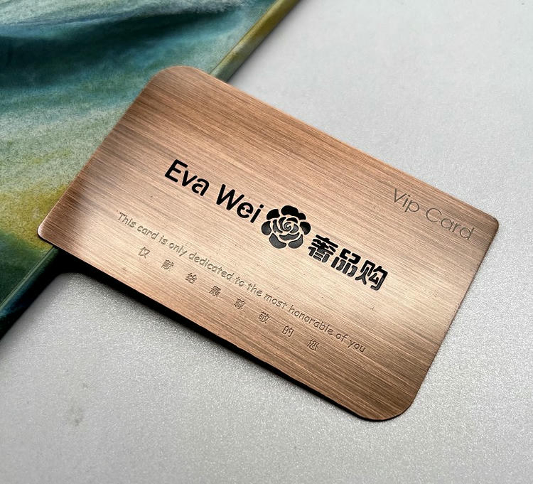 Tarjeta de visita metálica con acabado bronce cepillado, distintivo VIP y nombre personalizado para tarjetas de miembros de alta gama.