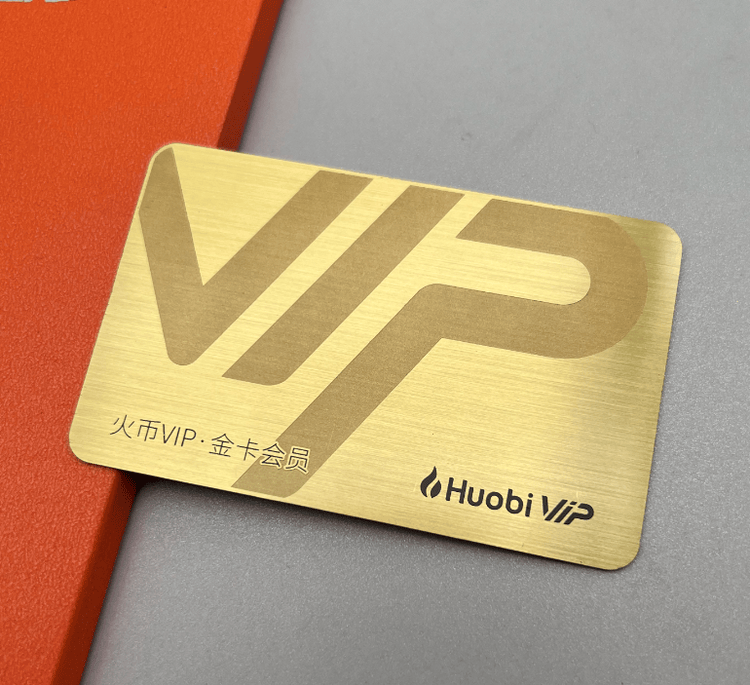 Tarjeta de visita metálica con acabado dorado cepillado y grandes letras VIP para programas de membresía premium.