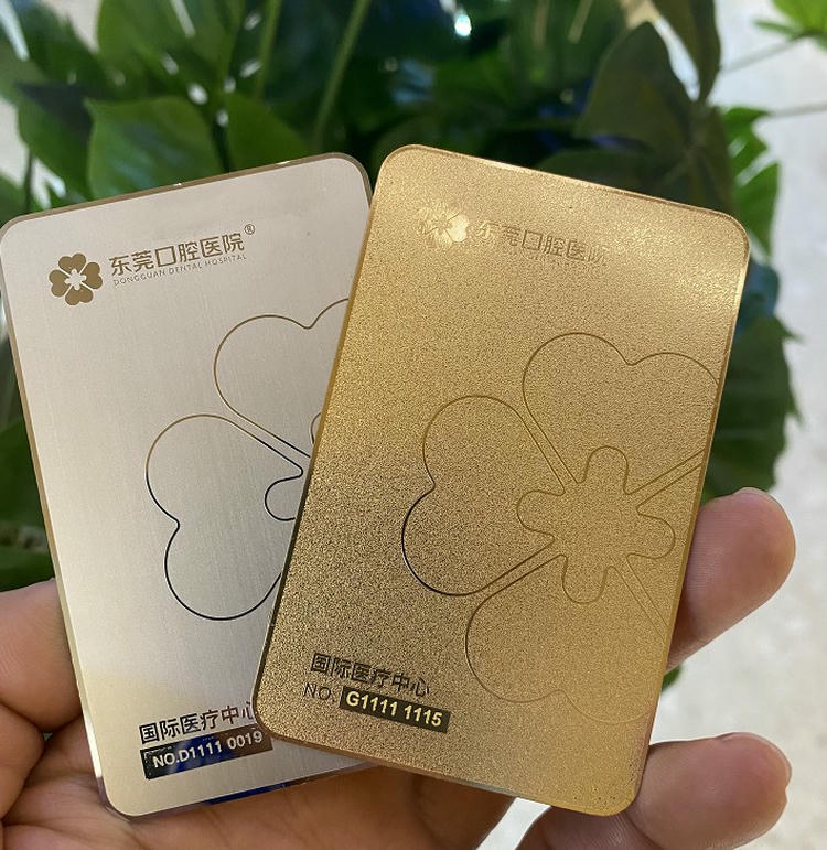 Detalle de los acabados premium y de la personalización de una tarjeta metálica para programas de membresía VIP a medida.