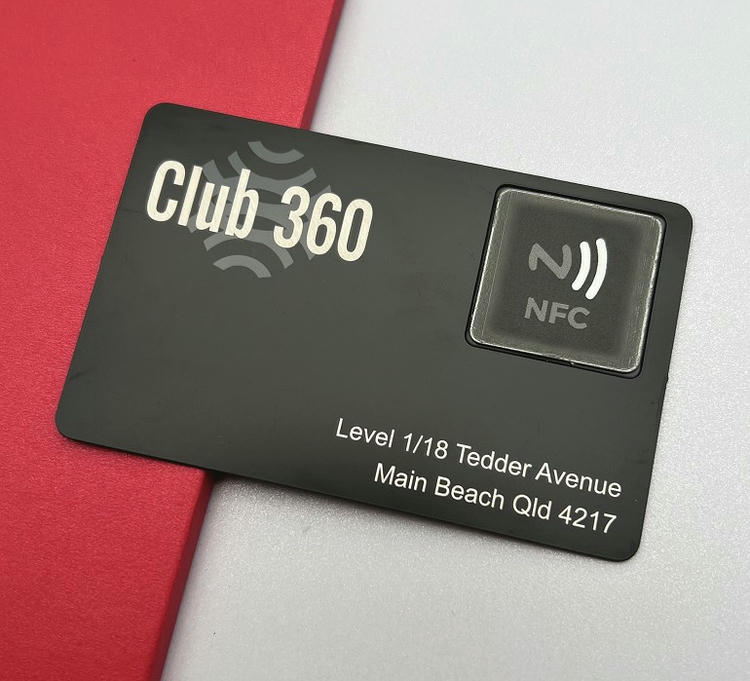 Tarjeta de visita metálica con una placa de inserción NFC y un diseño moderno preparado para accesos VIP mediante aproximación.