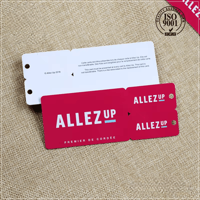 Las tarjetas de regalo combinadas de plástico rojas y blancas muestran anversos con logotipos destacados y etiquetas desprendibles para regalos corporativos y fidelización.